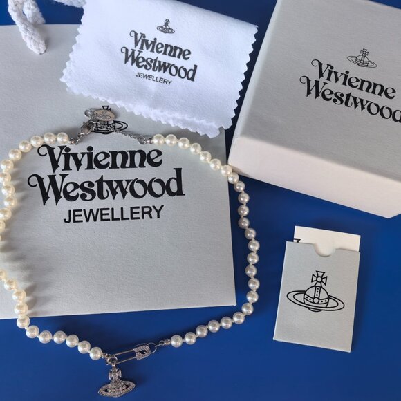 Super Cute Sparkly Gold Saturn Necklace - Picture 3 of 5